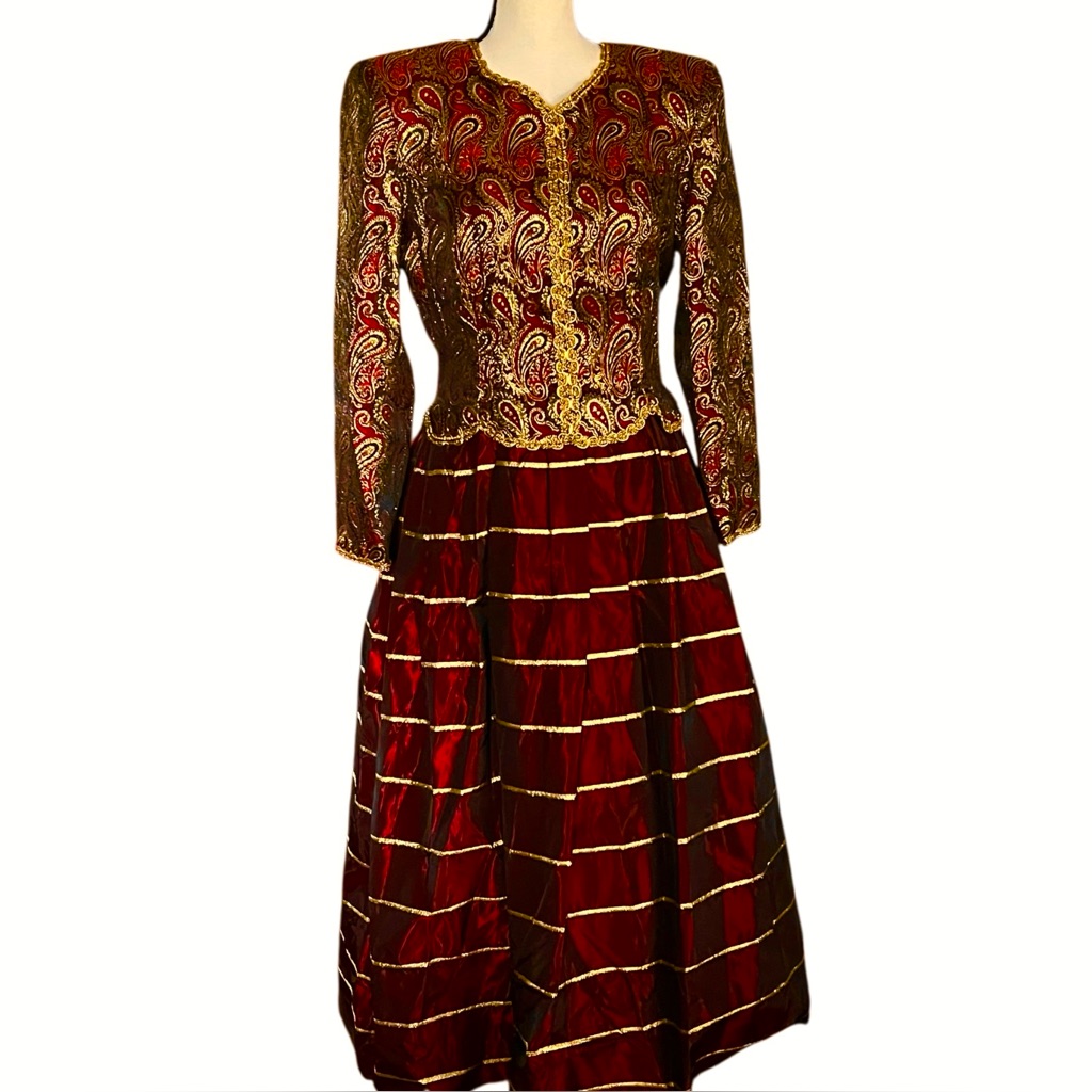 Vtg. Joan Leslie Paisley Brocade Metallic Burgundy & Gold Evening Gown.